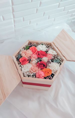 arreglo-floral-hexagono-de-tapa-arreglos-florales-medellin-floristeria-jacqueline