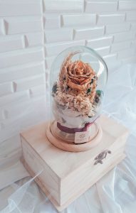 arreglo-floral-urna-color-natural-floristeria-jacqueline-floristeria-medellin